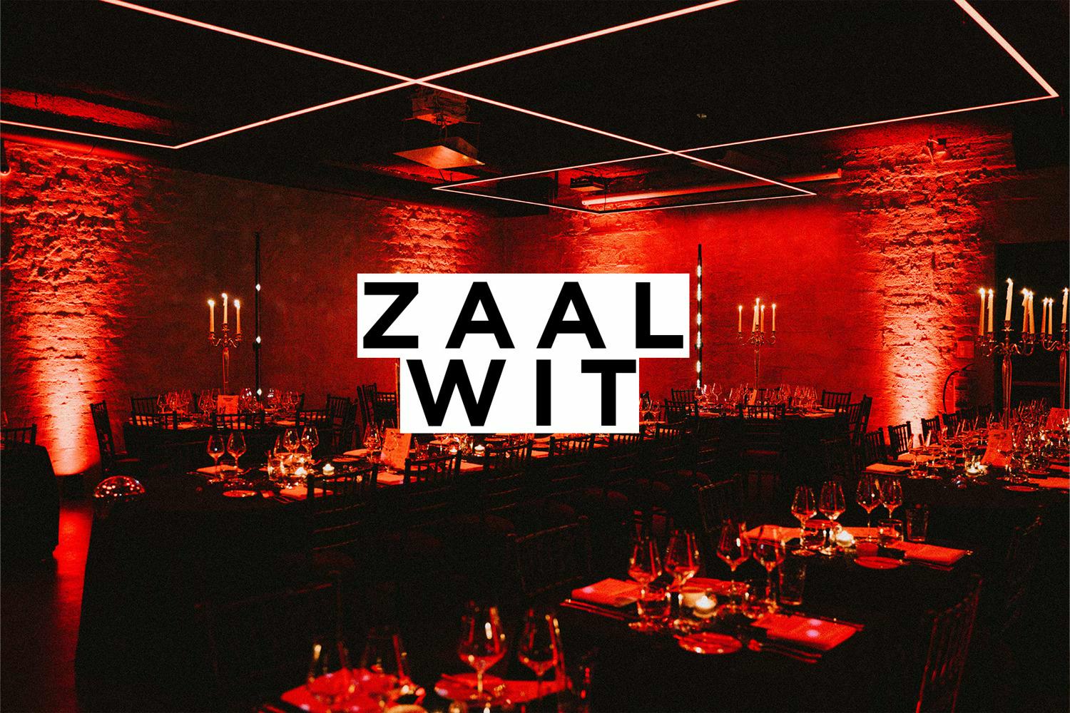 Aangeklede eventvenue in zwartwit te Gent met gedekte tafels en intieme verlichting