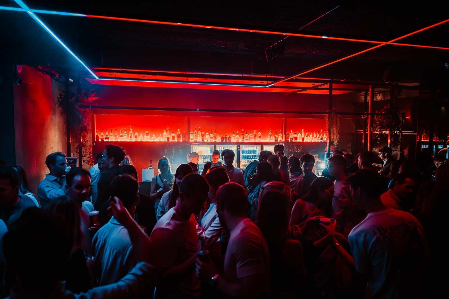 Feestende mensen op een afterwork in ZwartWit te Gent.